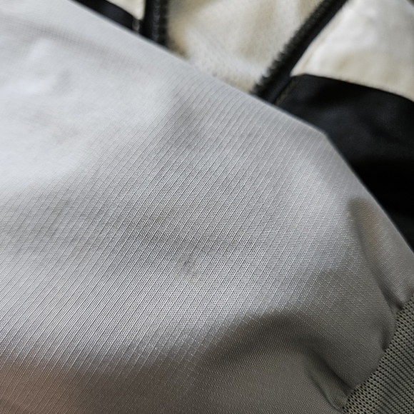 Nike 3T kids unisex black, white, and grey rain jacket with zipper pockets - Picture 4 of 8